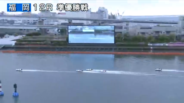 福岡12Rの2周目バック側