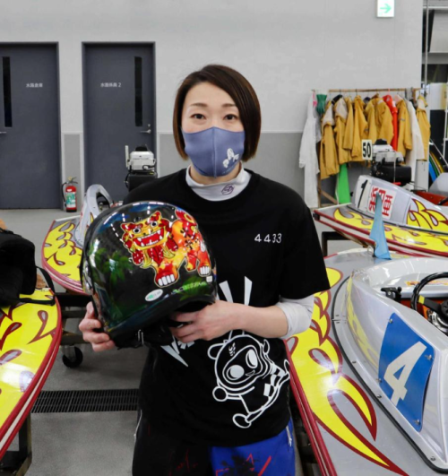 川野芽唯の沖縄デザインのヘルメット